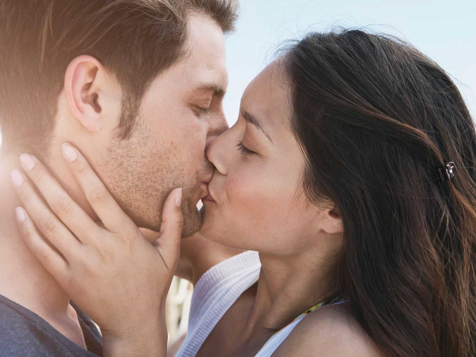 С мужем и парнем видео. Поцелуй. Нежный поцелуй. Девушка целует. Красивый поцелуй.
