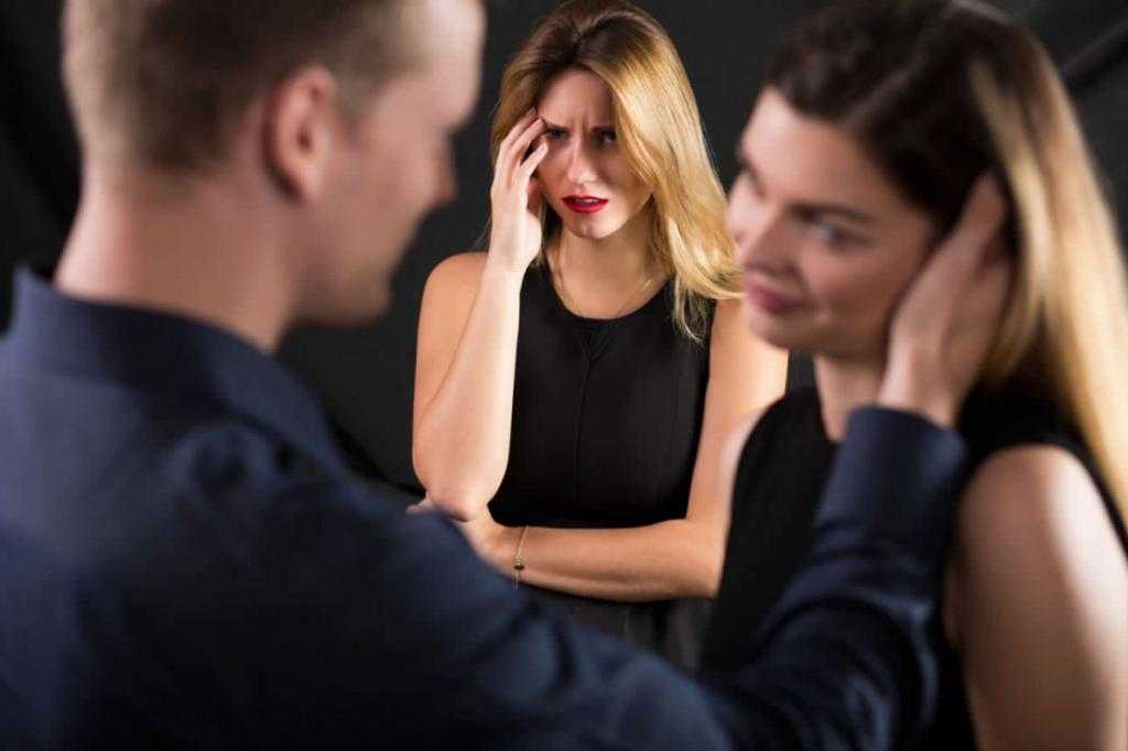 Парень общается с другими девушками: возможные причины, как избежать такой ситуации, советы психологов