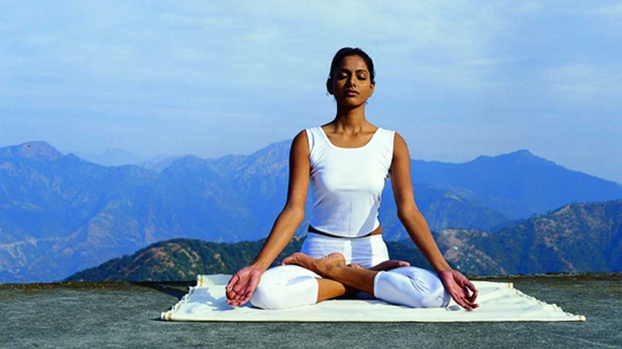 Медитация приходите. Медитация в йоге. Йог медитирует. Йога медитация Индия. Пирамида для медитации.