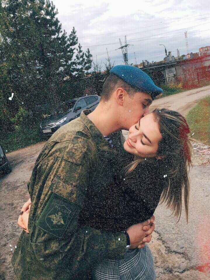 Парень пришел из армии. Девушка встречает парня с армии. Встреча любимого из армии. Дождалась солдата. Красивые парни из армии.