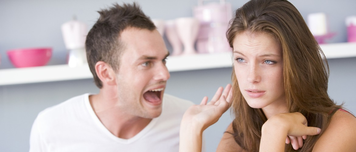 Раздражает муж советы. Орущий супруг. Муж указывает. Жена злится на мужа.