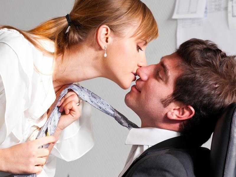 Проявить излишний. Флирт в офисе. Потянуть за галстук. Женщина тянет за галстук. Женщина держит мужчину за галстук.