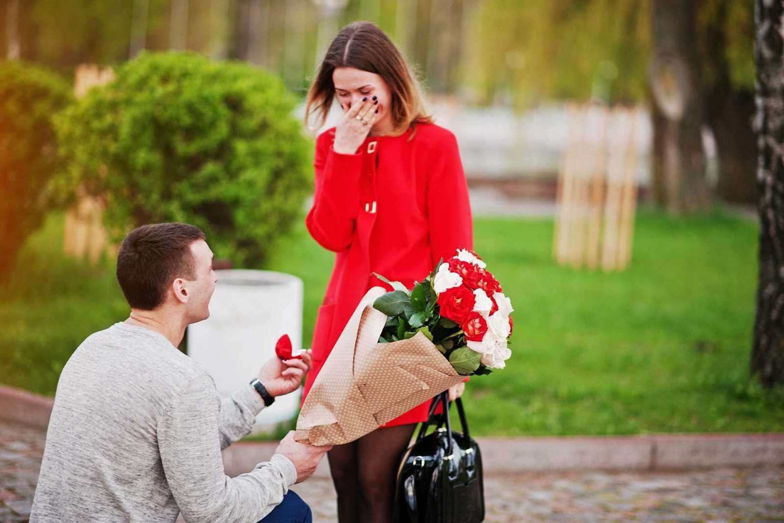 Мужчина делает предложение девушке с кольцом